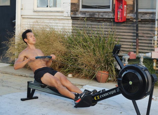 trainer using rower machine to increase visceral fat burn