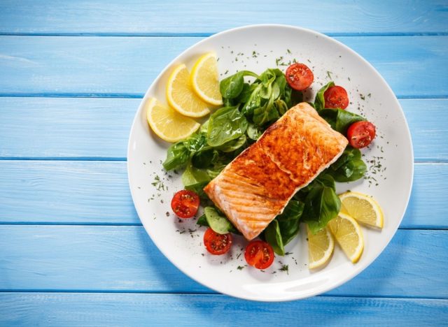 salmon and spinach on plate, high protein foods to lose belly fat