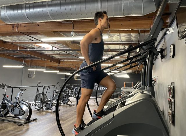 The trainer performs a stair climber to increase the burning of visceral fat