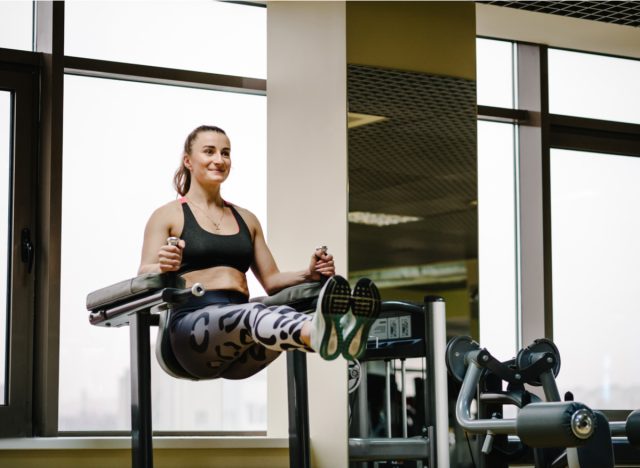 woman doing hanging leg raise