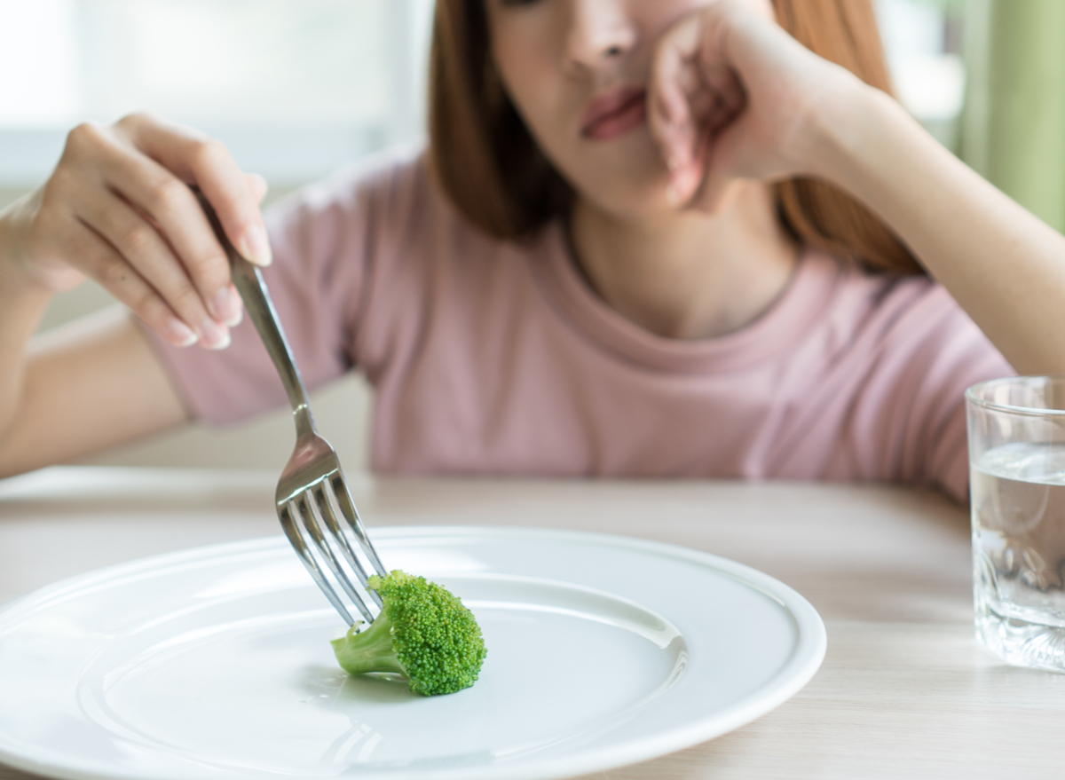 9 Eating Habits That You Think Help You Lose Weight, but Actually Don't