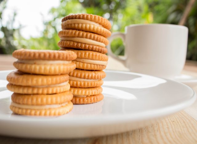 Biscoitos recheados com creme e uma xícara de café