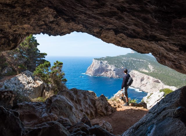 hombre mochilero en Cerdeña, Italia