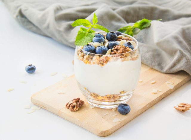 yoghurtparfait med blåbær og nødder
