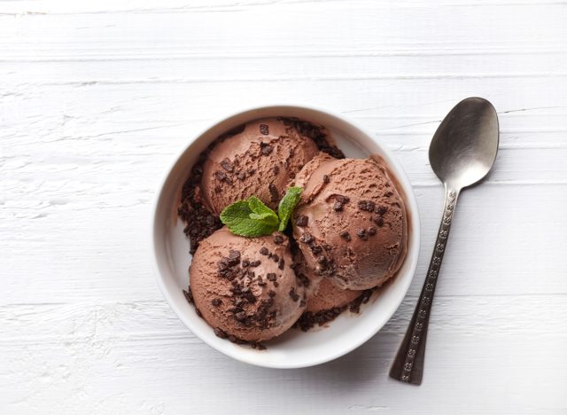 tazón de helado de chocolate