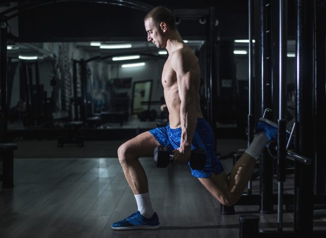 bulgarian split squat in dark gym