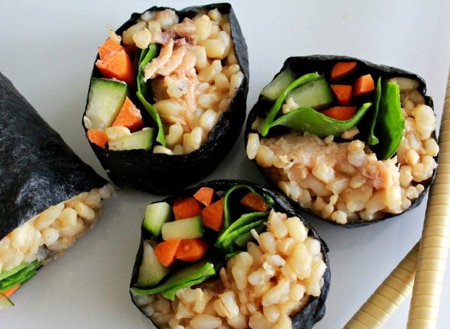 Sushi casero de salmón con arroz integral