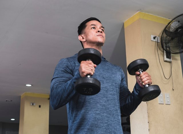 man demonstrating how to do a dumbbell hammer curl to slow muscle aging after 40