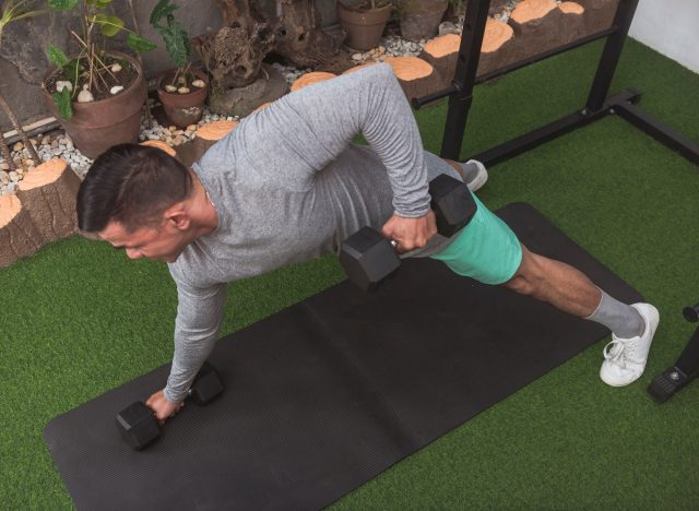 man doing dumbbell renegade row