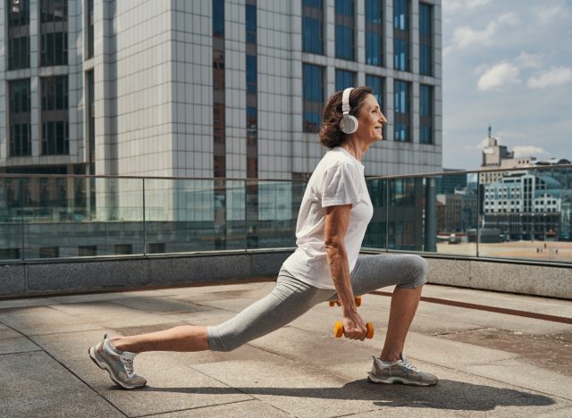 A mature woman will have a lean body after 50, doing lunges and walking with dumbbells