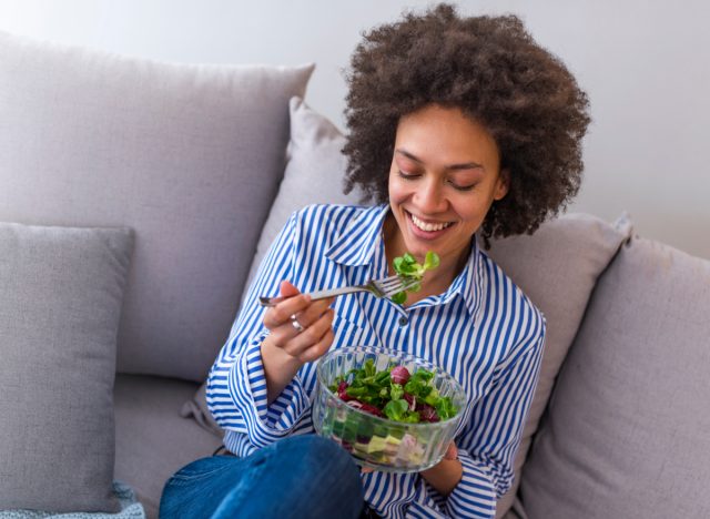 Femme mangeant une salade