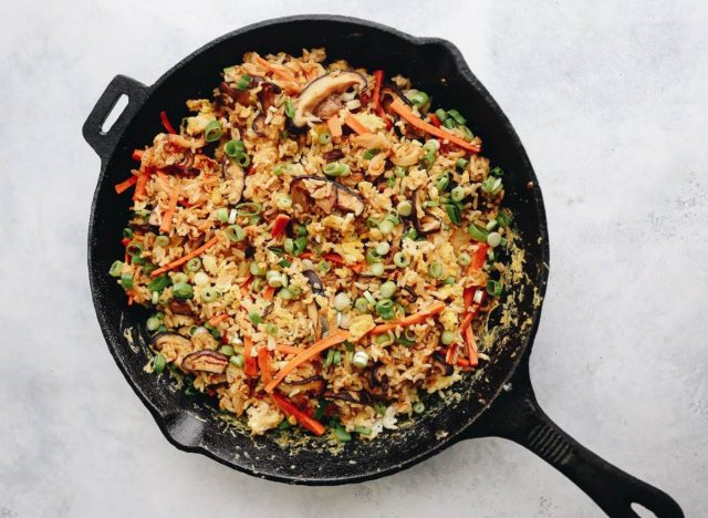 gesunder gebratener Reis mit Kimchi