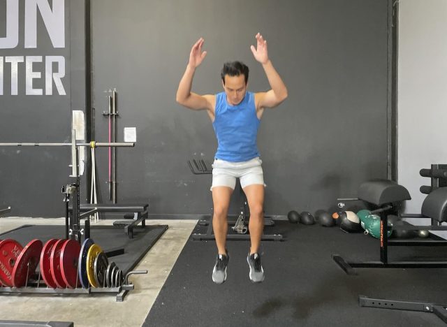 trainer doing jump squat to get rid of thigh fat