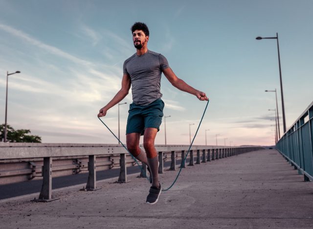 hombre en forma demostrando saltar la cuerda, un ejercicio para encoger un estómago flácido