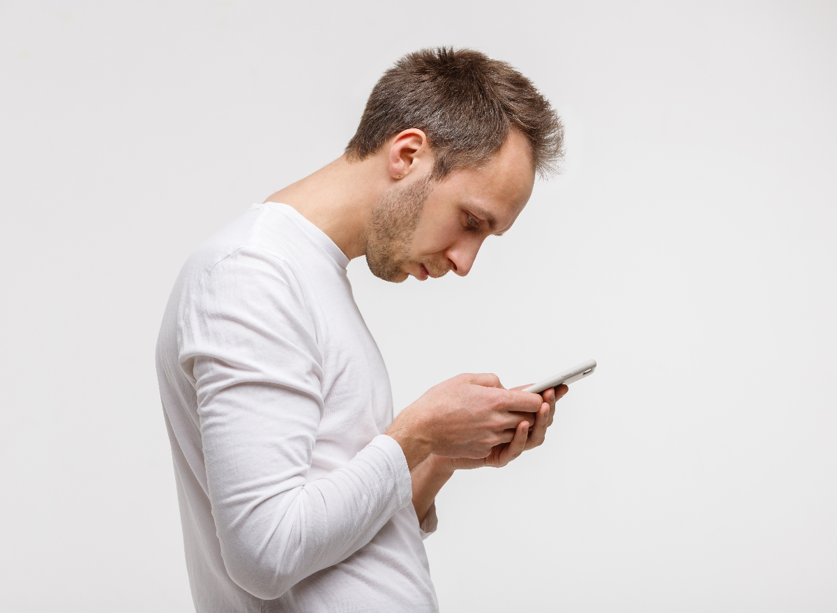 man slouching while texting, bad posture
