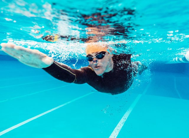 Mann mit schlechtem Rückenschwimmen zum Trainieren, um bei Schmerzen zu helfen