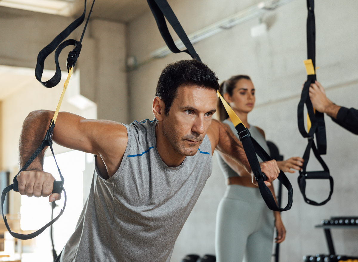 man training with suspension straps to drop weight fast