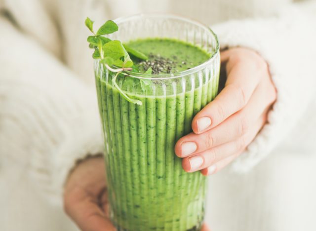 smoothie verde matcha com sementes de chia