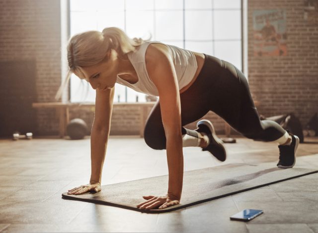 woman doing mountain climbers to lose weight
