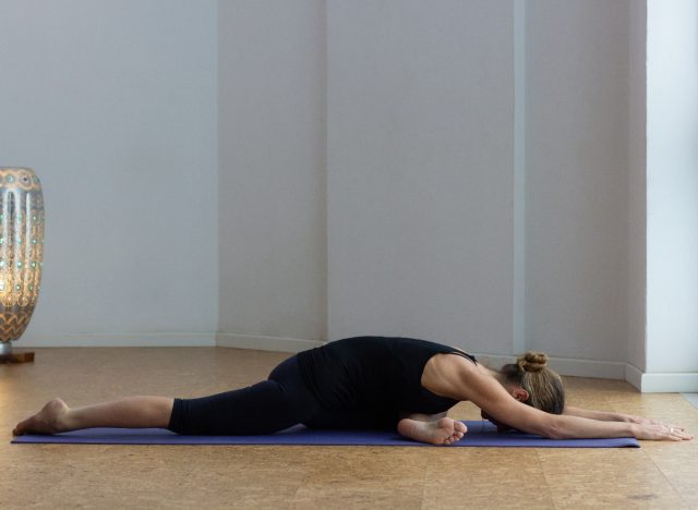 woman doing pigeon pose training for 5K