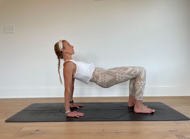 trainer doing reverse pushup as part of weight loss workout