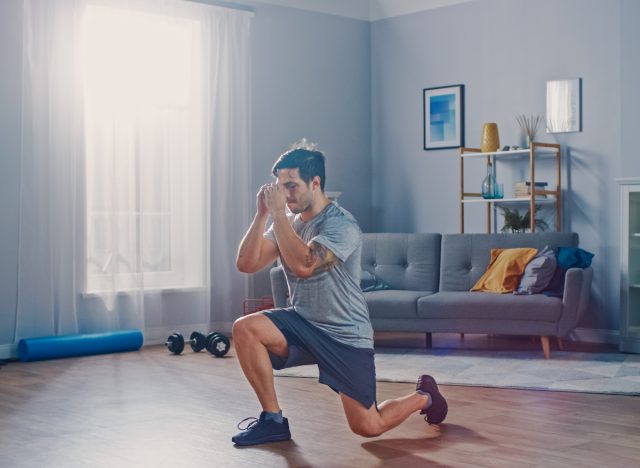 man doing walking lunges to burn calories while working