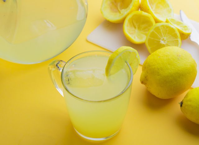 water with lemon