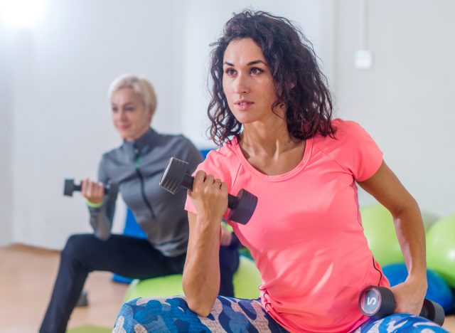 woman doing bicep curls to get rid of jiggly arms