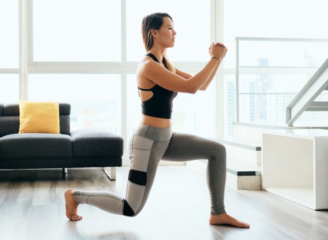 mujer en forma haciendo ejercicio en casa en un apartamento luminoso