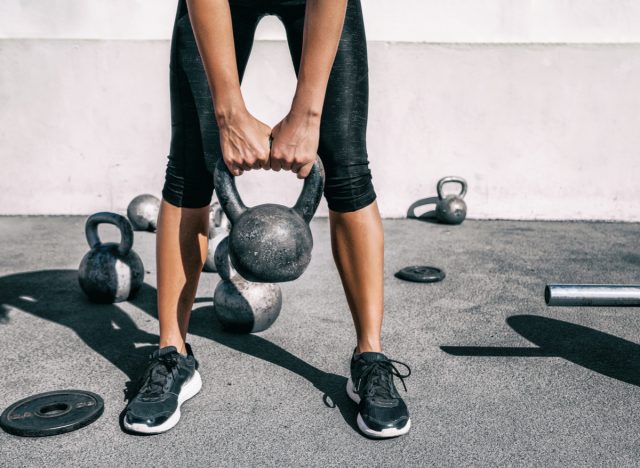 woman lifting kettlebell