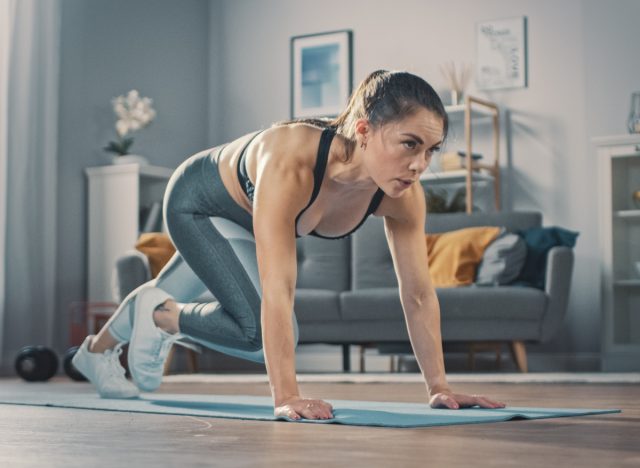 woman performs mountain climber exercise as part of weight loss workout