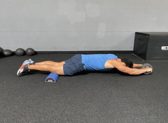 ab wheel rollout to shrink a muffin top