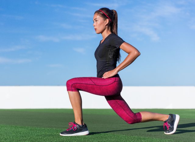 woman doing bodyweight walking lunge to prep for pickleball