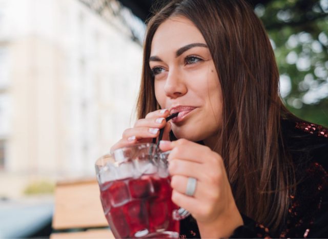 Zuckerrohrsaft trinken