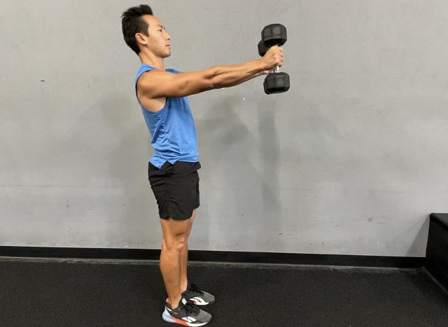 trainer demonstrating dumbbell skier punch exercise to shrink belly fat faster