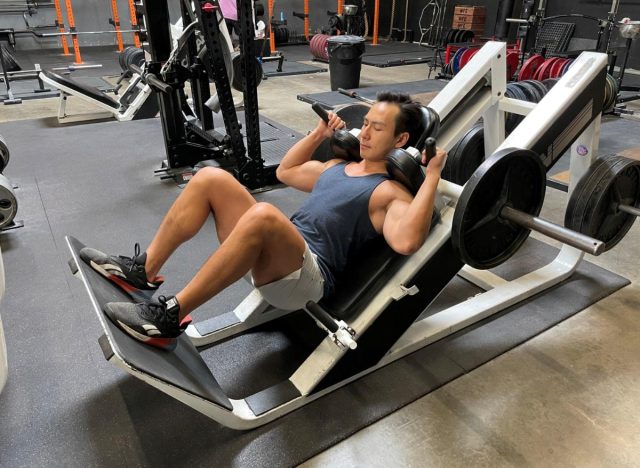machine hack squat exercise to lose your gut in your 40s
