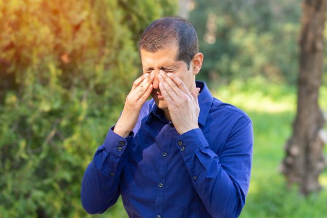 man itchy eyes seasonal allergies