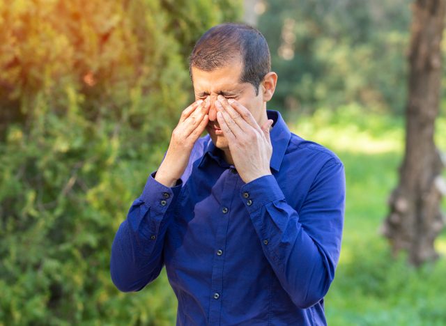 man itchy eyes seasonal allergies
