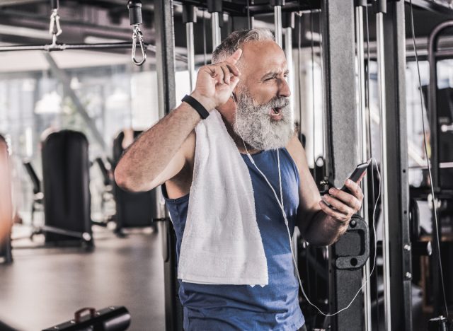 older man singing during workout, biggest gym pet peeves