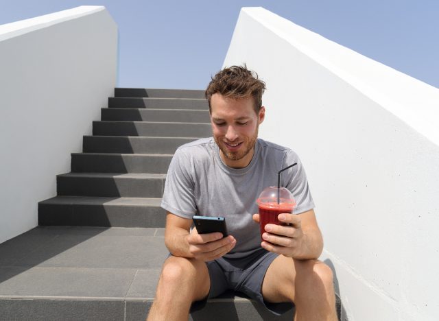 man tracks food on smartphone app, lose weight without exercising
