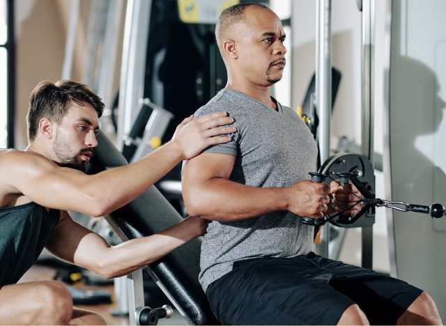 this person tips to work with a personal trainer in the gym