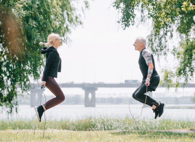 Couple d'âge mûr sautant à la corde perdre du poids sans exercice