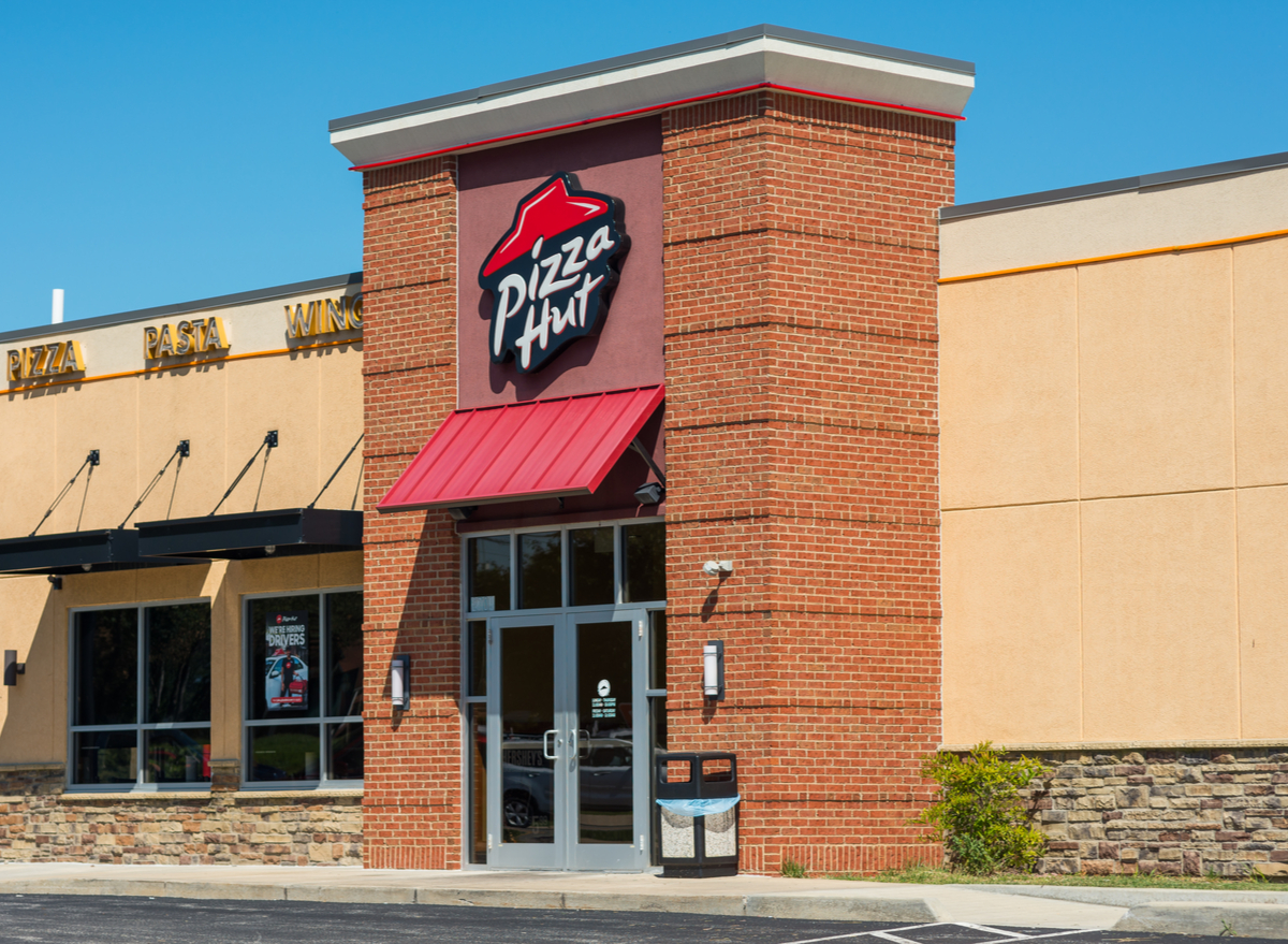 pizza hut restaurant exterior