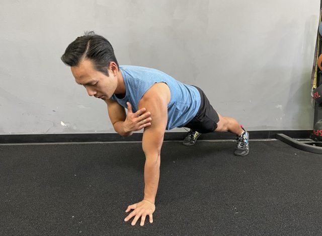 plank shoulder tap