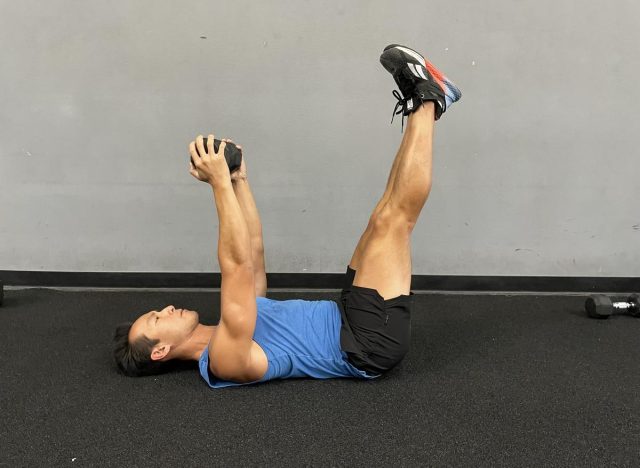 Exercise to lift the pullover leg to get rid of a pot belly