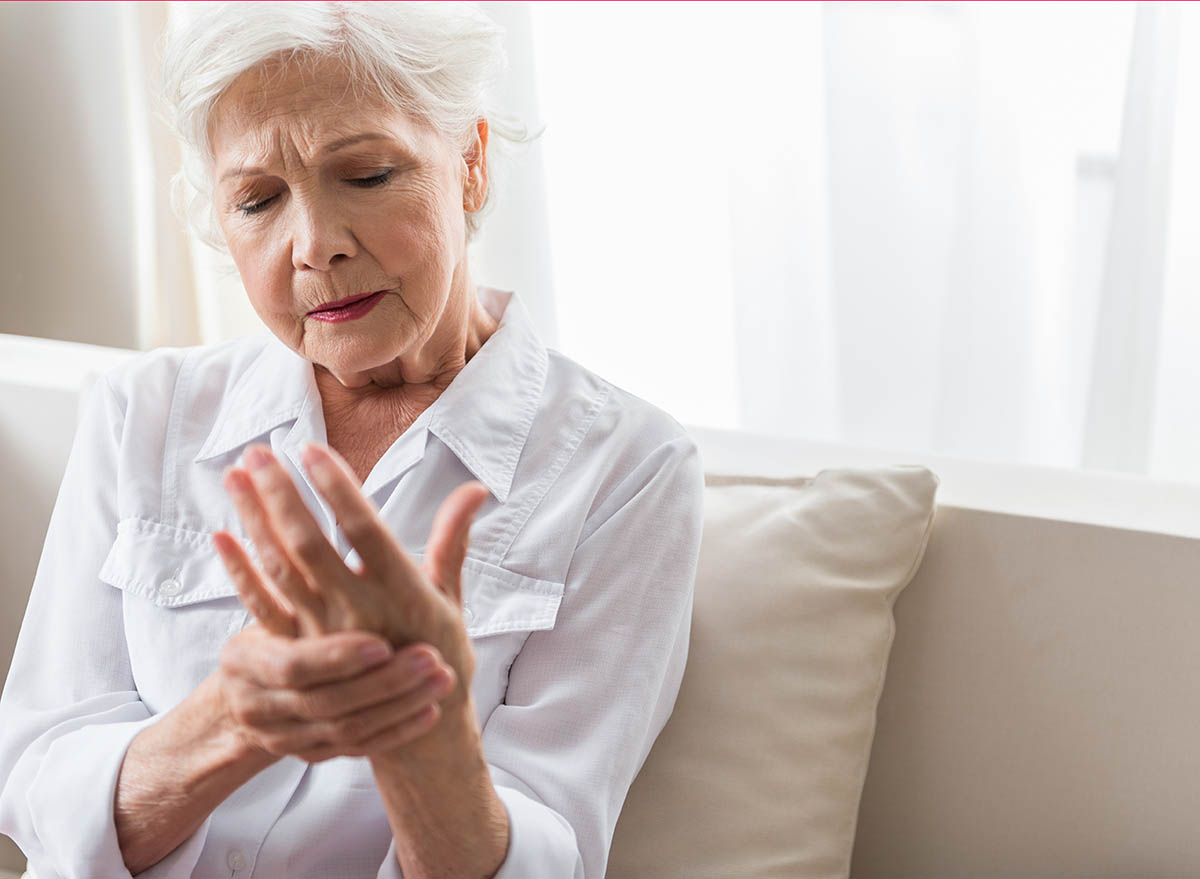 Elderly,Lady,Is,Enduring,Strong,Ache, arthritis