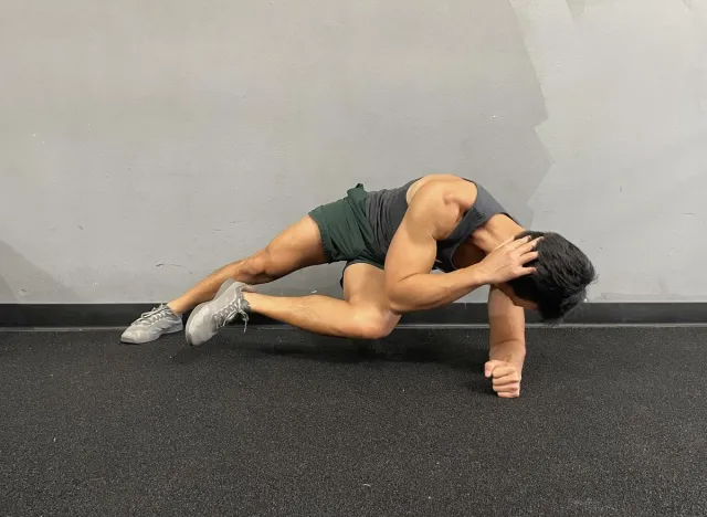 side plank crunch to slim down a thick waistline