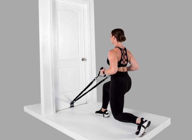 woman performing stationary lunge with row