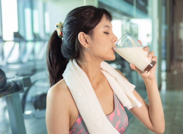 kobieta pijąca mleko po treningu