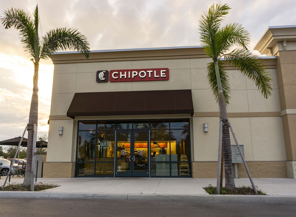 chipotle restaurant exterior